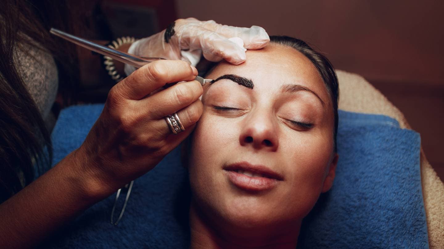 Combien de temps dure le microblading ? Comprendre la longévité de vos nouveaux sourcils