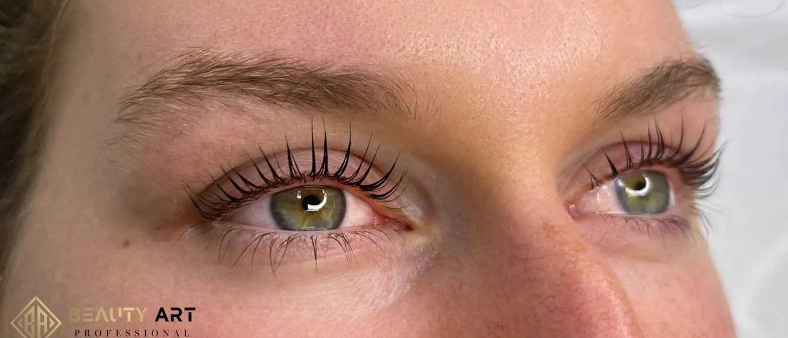 Wimpernlifting Touch-Up: Längerer Erhalt Ihres atemberaubenden Liftings